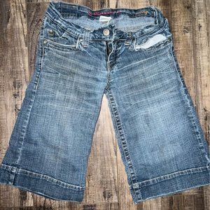 Women's Knee length blue jean short size 7/8